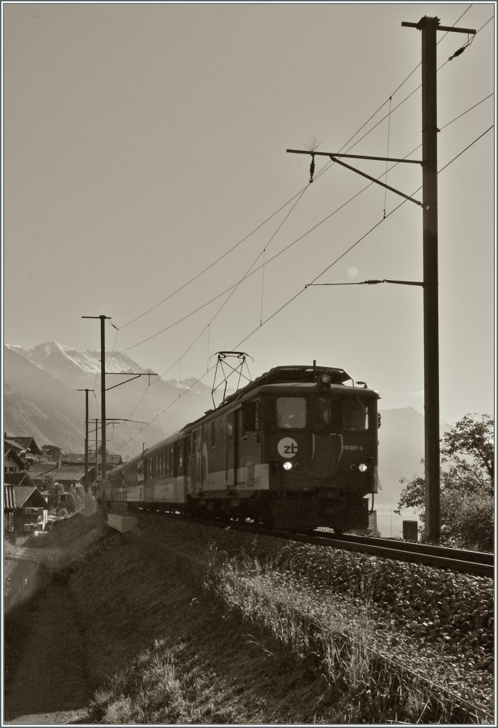 Totgesagte legen lnger: berraschend kam mir der 72 jhrige De 4/4 110 021-3 entgegen! Da fotografierte ich gegen alle Vernunft und Regel gegen die Sonne...
Niederried, den 5. Juni 2013 