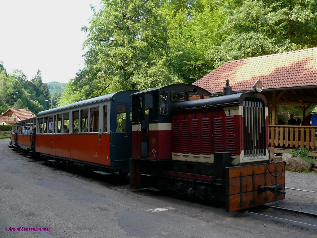 Touristenzug der Waldeisenbahn Abreschviller (ACFA) am oberen Streckenende, gefhrt von der ACFA Lok-3. Diese C-gekuppelte Diesellok stammt aus dem Jahr 1953.
2012-08-12 Grand Soldat (Soldatenthal)
