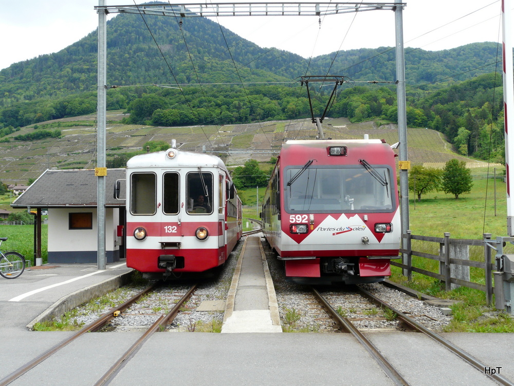 tpc / AOMC - Extrazug mit Steuerwagen Bt 132 und Be 4/4101 sowie der Regelzug mit dem Triebwagen Bhe 4/8 592 bei einer Kreuzung in der Haltestelle Villy am 26.05.2013 