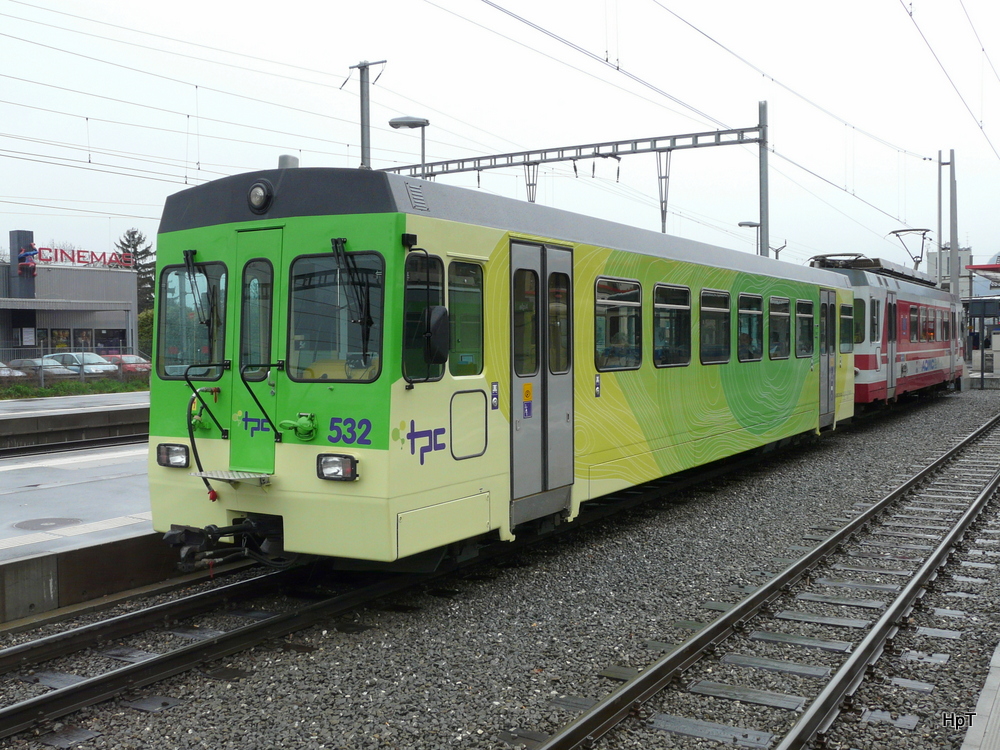 tpc AOMC - Steuerwagen Bt 352 mit dem Triebwagen BDeh 4/4 503 im Bahnhof von Aigle am 08.04.2012