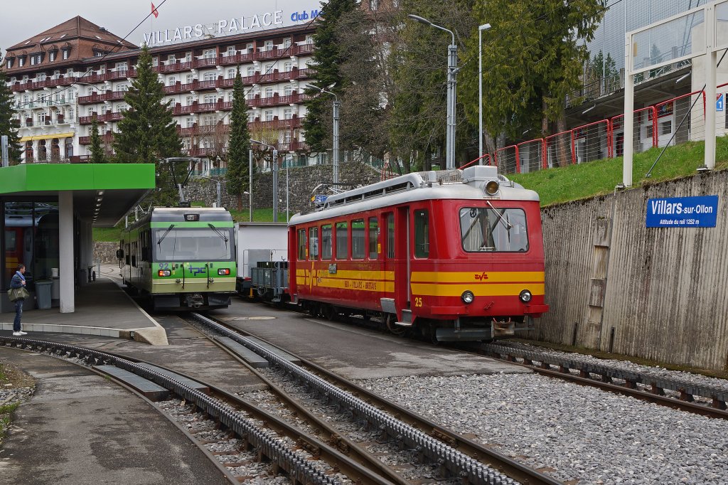 TPC/BVB: Am 4. Mai 2013 stand der BVB BDeh 2/4 25 (1946) mit altem Anstrich neben dem grünen Beh 4/8 92 (2001) in Villars sur Ollon als Reservefahrzeug für die Bergstrecke nach Bretaye bereit.
Foto: Walter Ruetsch  
