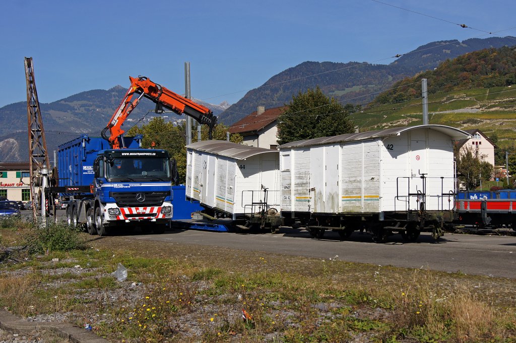 TPC/BVB: Die drei weissen ASD G 42, G 43 und G 44 wurden am 18. Oktober 2010 mit einem LKW von Aigle zum Bahnhof Bex transportiert und dort abgestellt.
Foto: Walter Ruetsch
