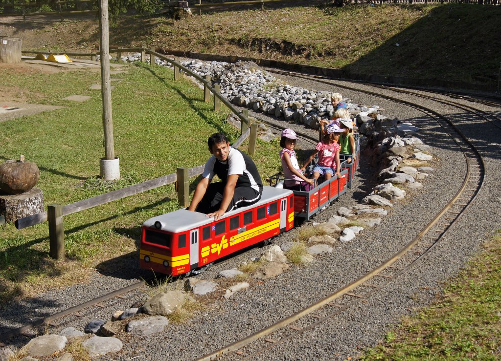 TPC/BVB: Im Gryon Park Barboleuse drehte am 18. August 2011 der BVB-BDeh 2/4 25 als Kinderbahn seine Runden.
Foto: Walter Ruetsch