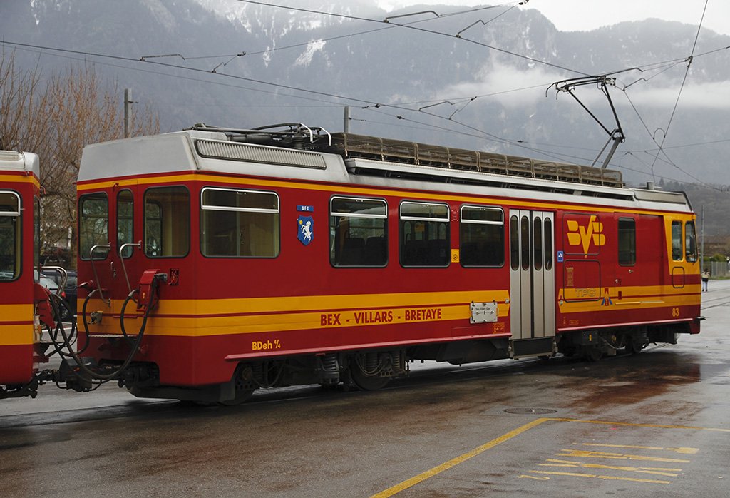 TPC/BVB-Triebwagen BDeh 4/4  Bex  wartet auf Abfahrt nach Villars. Bahnhofplatz in Bex, 27. Mrz 2010, 17:27