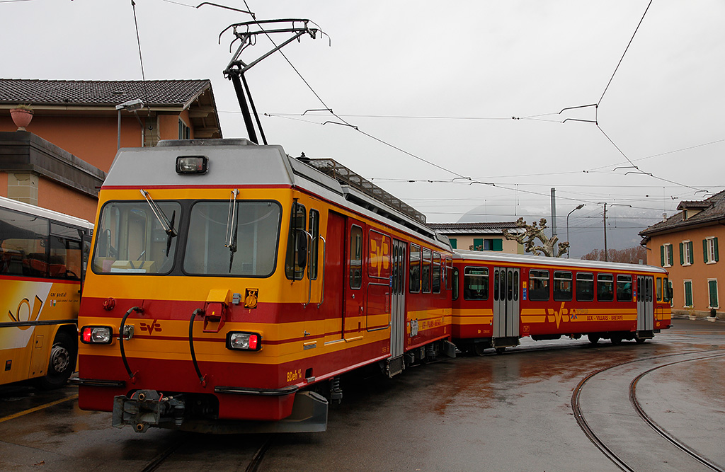 TPC/BVB-Triebwagen BDeh 4/4  Bex  wartet mit seinem Steuerwagen auf die Abfahrt nach Villars. Bahnhofplatz in Bex, 27. Mrz 2010, 17:30