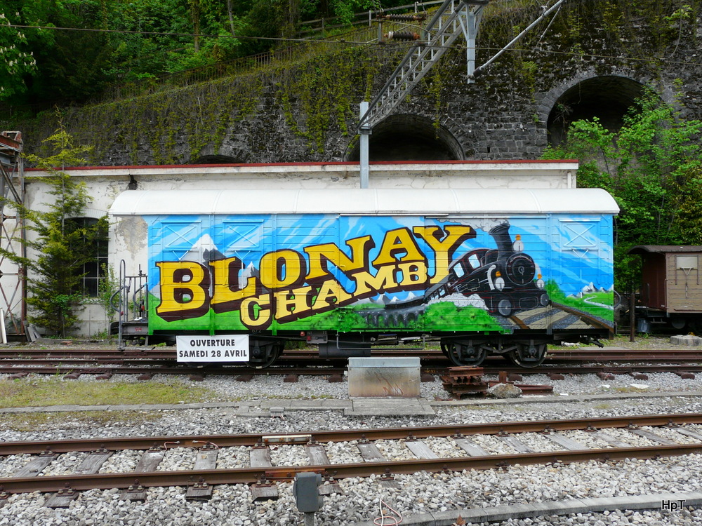 tpf / BC - Gterwagem Gak 672 mit Werbung fr die Touristenbahn von Blonay-Chamby abgestellt im Bahnhof Vevey am 01.05.2012 