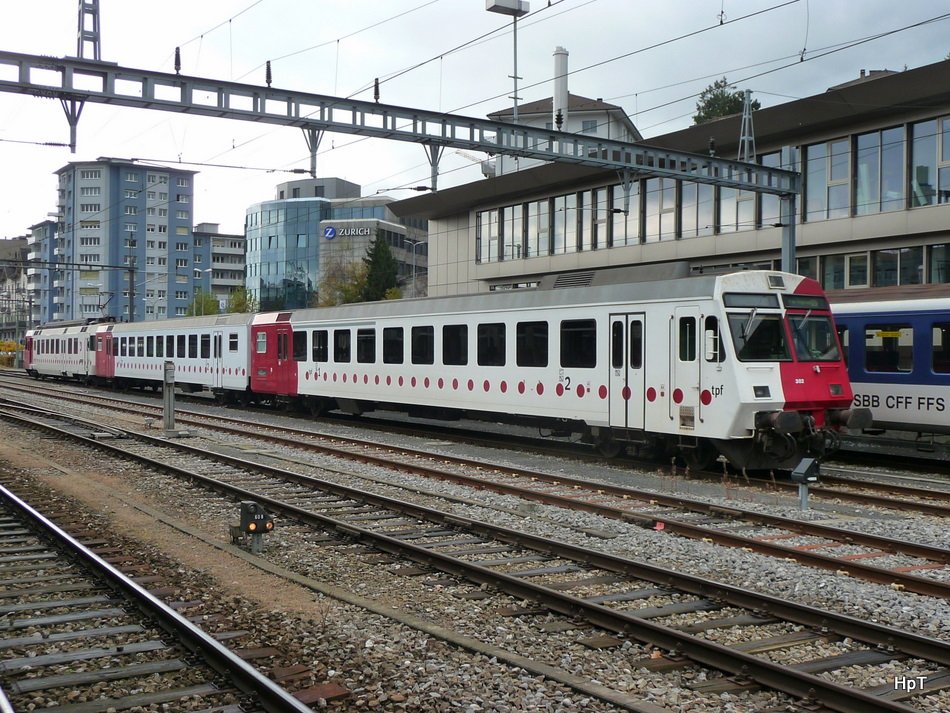 tpf - Abgestellter Regio im Bahnhofsareal von Fribourg an der Spitze der Steuerwagen ABt 50 36 35-33 382-9 am 09.11.2009