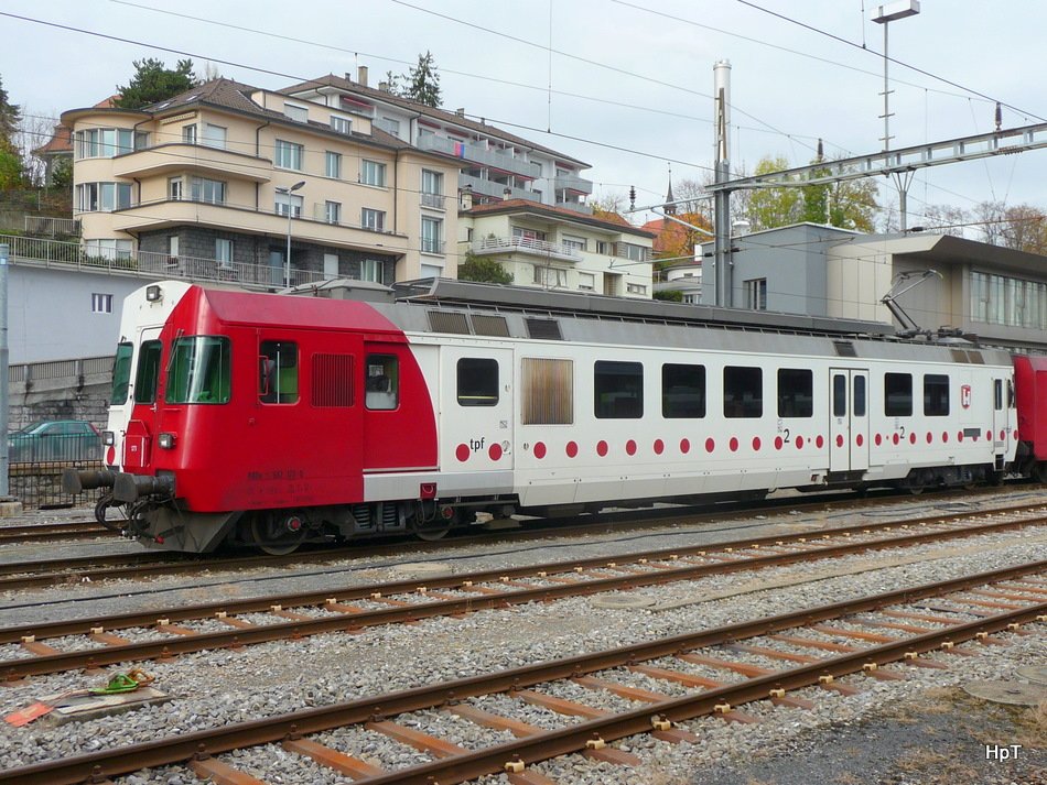 tpf - Abgestellter Regio im Bahnhofsareal von Fribourg am Schluss der Triebwagen RBDe 4/4 567 173-0 am 09.11.2009