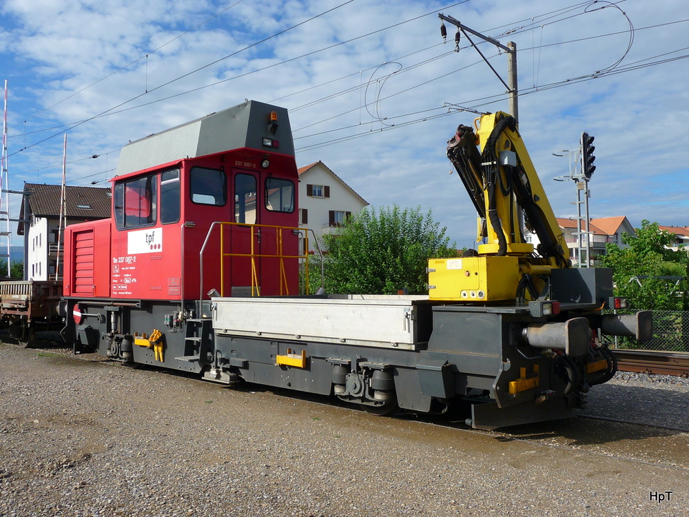 tpf - Baudiesnst Tm 2/2  237 087-2 (ex MthB Schriftzug ist neben tpf Klebern noch ersichtlich) im Bahnhof Sugiez am 30.07.2010