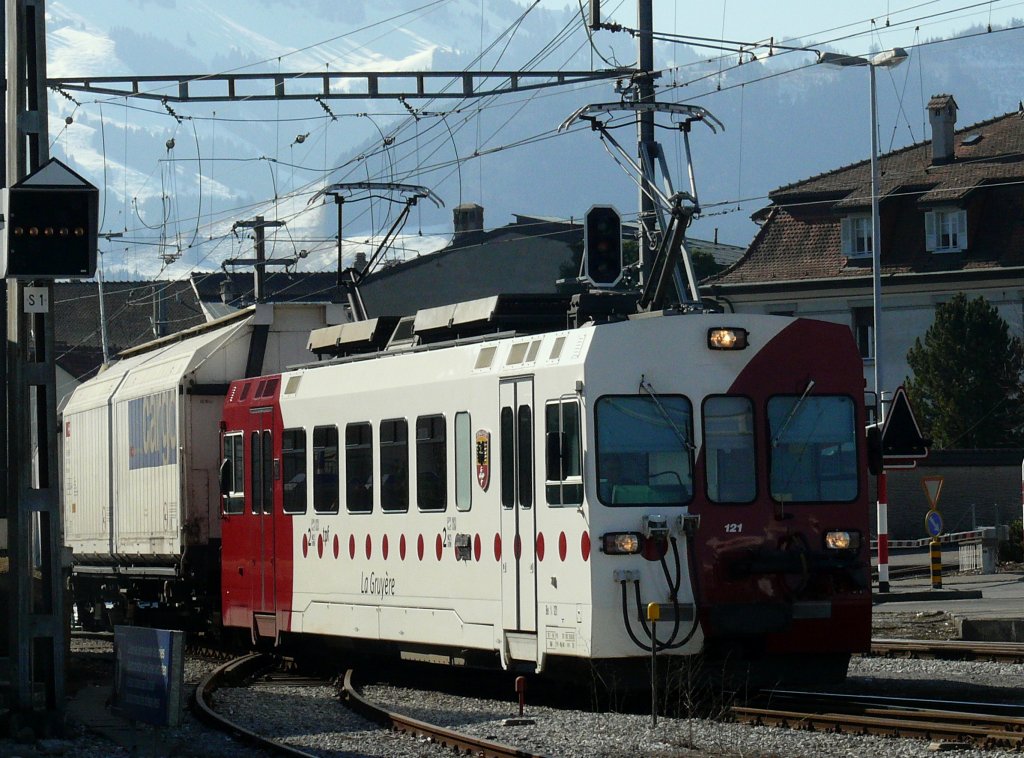 tpf BDe 4/4 121 bei der Einfahrt in Bahnhof Bulle aus der Richtung
Broc-fabrique mit Rollbockgterzug am 11.03.11.