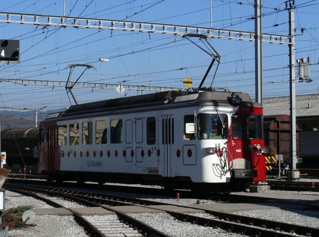 tpf BDe 4/4 142 in Bahnhof Bulle am 11.03.11.
Diese Triebwagen waren in den 70-er Jahren ohne Fahrgasteinrichtung mit grnen Anstrich als Schlepptriebwagen (De 4/4)fr den Kiesverkehr unterwegs.