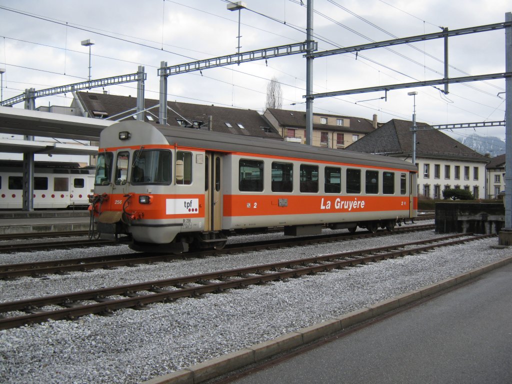 TPF Bt 256, noch in der GFM Lackierung, abgestellt in Bulle, 29.12.2011.