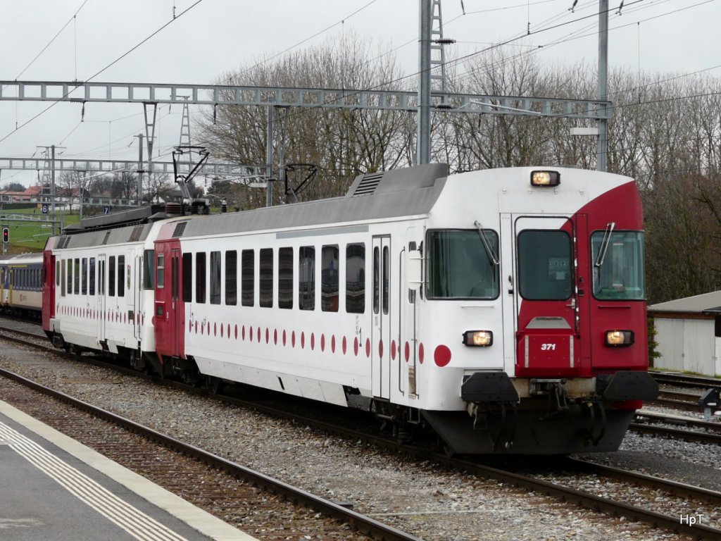 tpf - Einfahrender Regio von Bulle im Bahnhof Romont am 04.04.2010