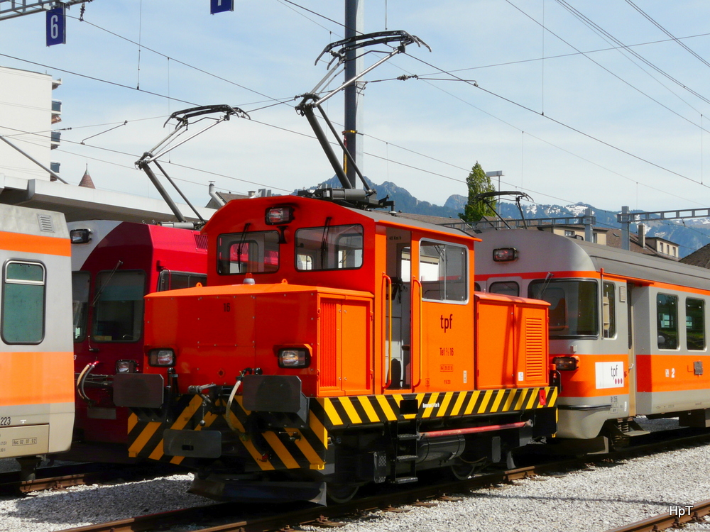 tpf - Rangierlok Tef 2/2 16 ( ex Tm 2/2  16 ) in Bulle am 11.05.2012 .. Standort des Fotografen auf einer Strasse 