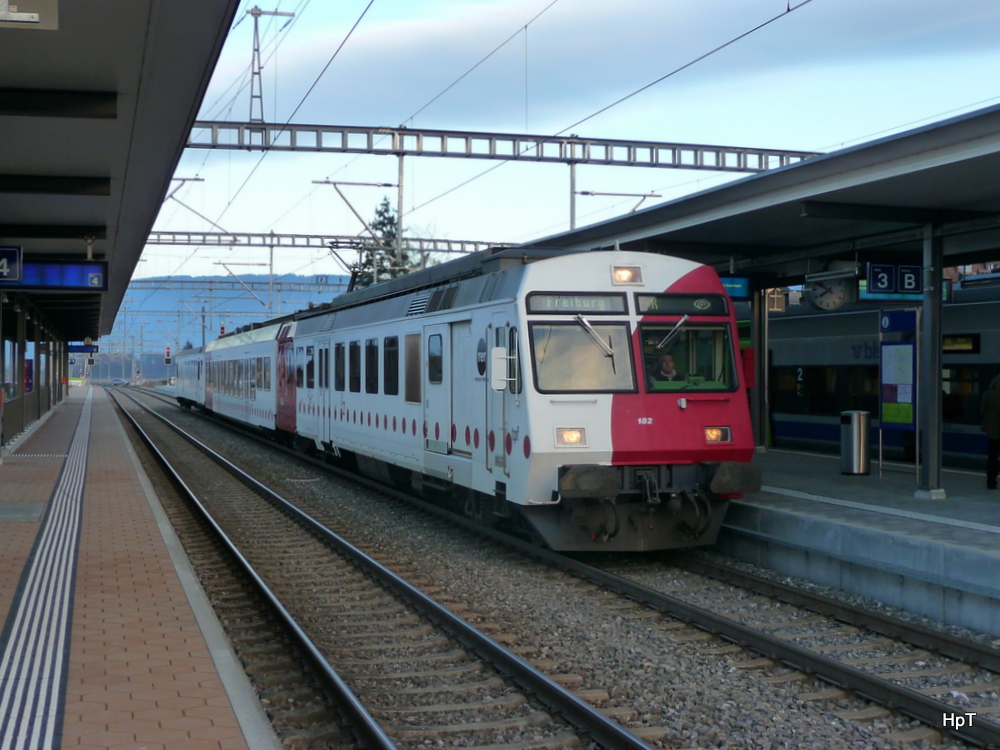 tpf - Regio nach Murten - Freiburg im Bahnhof Ins am 30.03.2012 