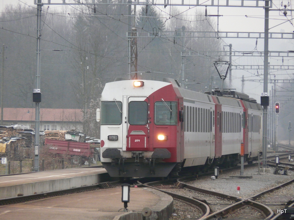 tpf - Regio nach Neuchatel bei der einfahrt in den Bahnhof von Sugiez am 29.01.2011