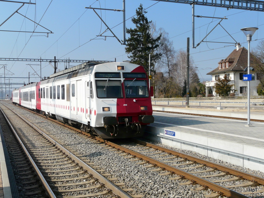 tpf - Regio von Neuchatel nach Fribourg bei der einfahrt in den Bahnhof Ins am 06.03.2011