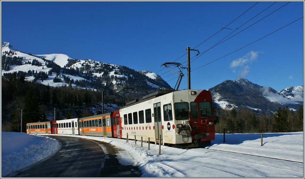 TPF Regionalzug 14972 von Broc nach Montbovon kurz nach Lessoc.
(28.01.2013)