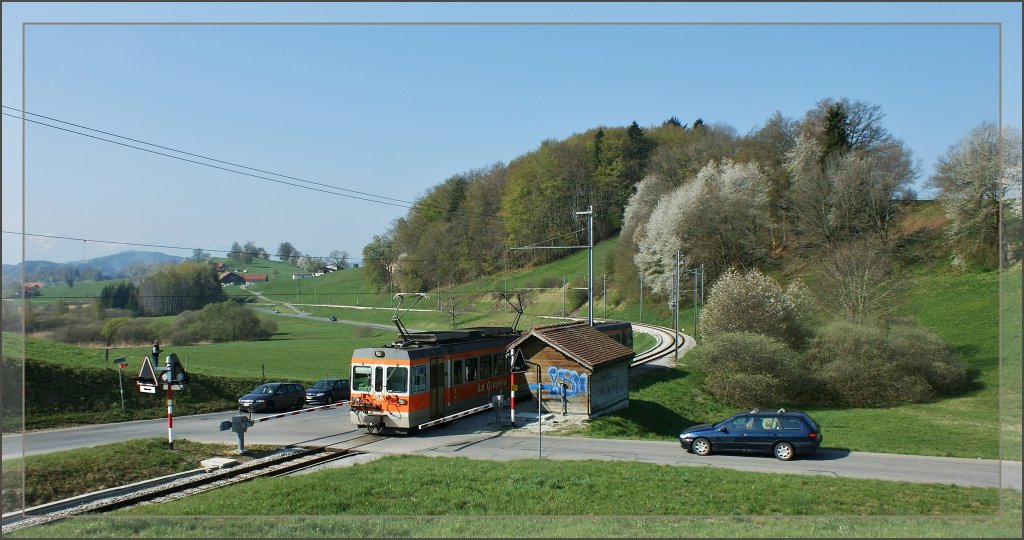 TPF Regionalzug 556 beim Halt in Prayoud.
(16.04.2011) 