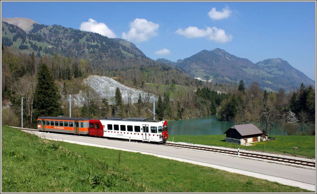 TPF Regionalzug 557 bei Lessoc am 16.04.2011