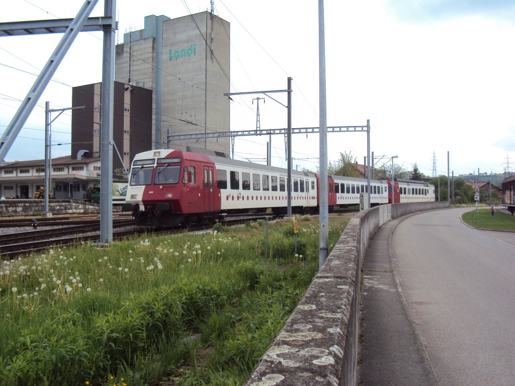 TPF Steuerwagen 382 mit Zwischenwagen und Triebwagen RBDe 4/4 ... am Schluss bei der Einfarht in Kerzers. 07.05.2010
