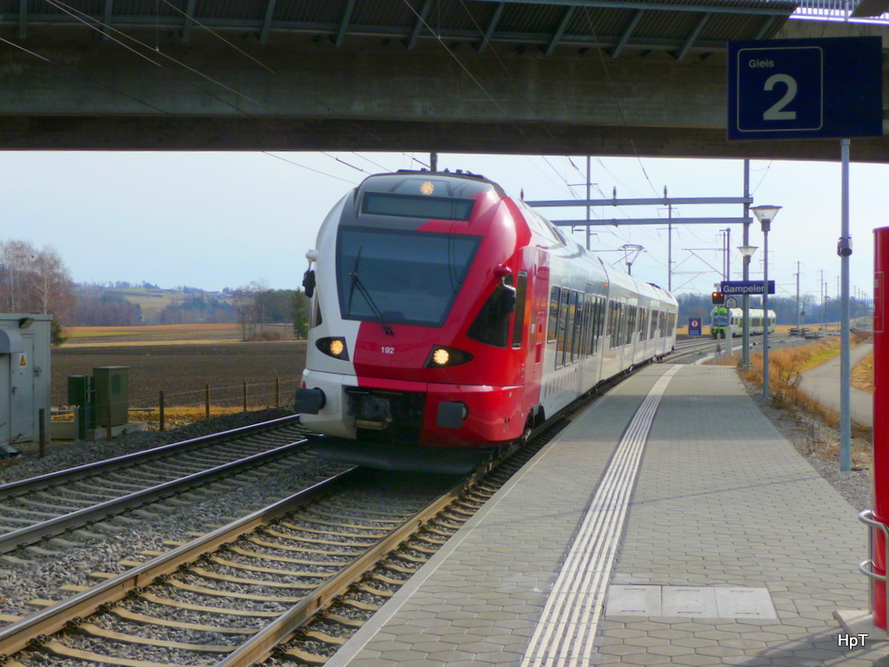 tpf - Triebzug RABe 527 192 bei der durchfahrt in der Haltestelle Gampelen am 06.03.2012