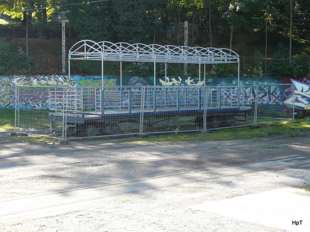 tpg - Ein Fahrbares irgendetwas(ev. Reste eines alten Beiwagen) hinter Gittern abgestellt in der Tramschlaufe in Carouge am 03.10.2010

