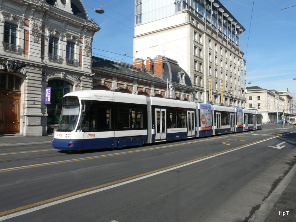 TPG Genf - Tram Be 6/8  894 unterwegs in der Stadt Genf am 18.02.2012