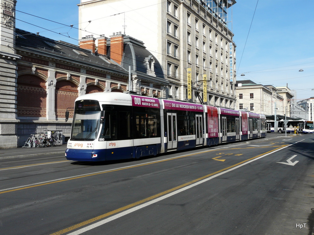 TPG Genf - Tram Be 6/8  880 unterwegs in der Stadt Genf am 18.02.2012