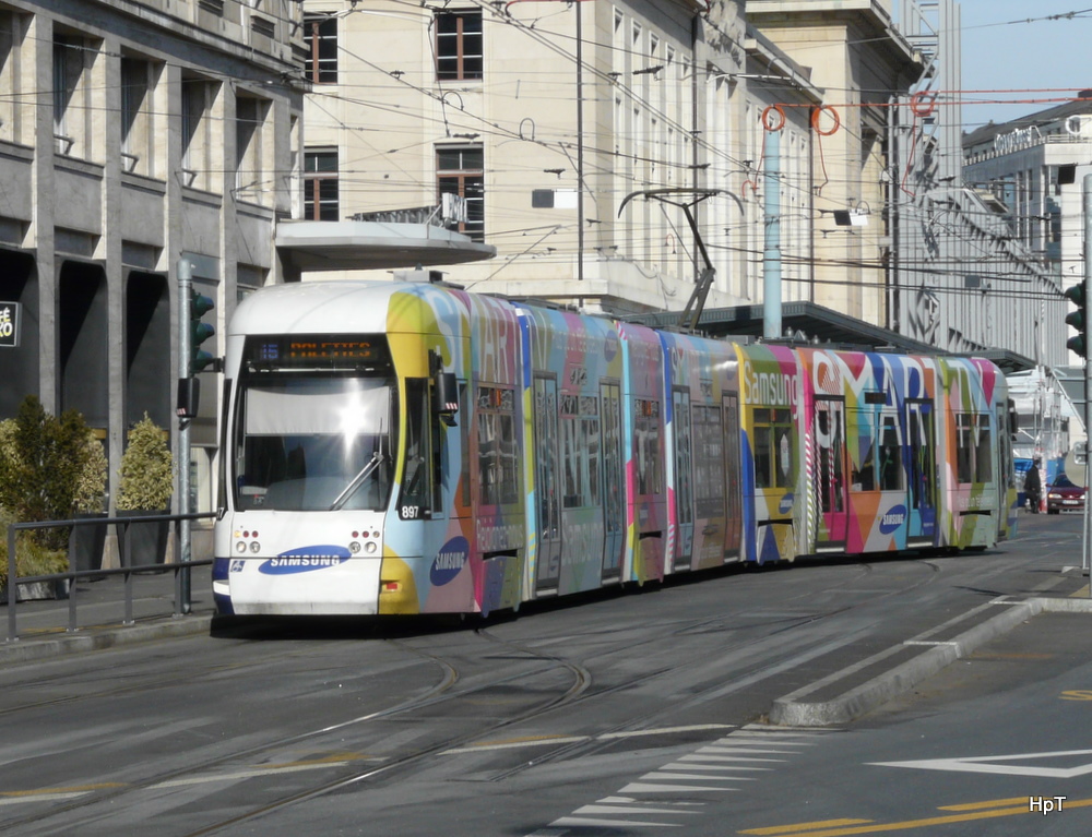 TPG Genf - Tram Be 6/8  897 unterwegs in der Stadt Genf am 18.02.2012