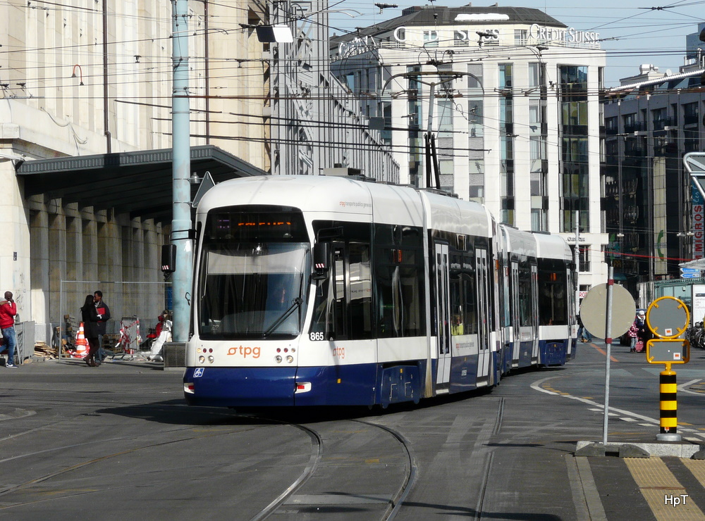 TPG Genf - Tram Be 6/8 865 unterwegs in der Stadt Genf am 18.02.2012