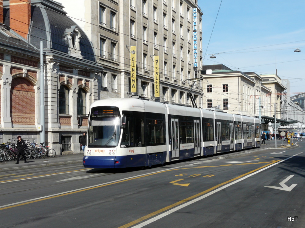 TPG Genf - Tram Be 6/8 885 unterwegs in der Stadt Genf am 18.02.2012