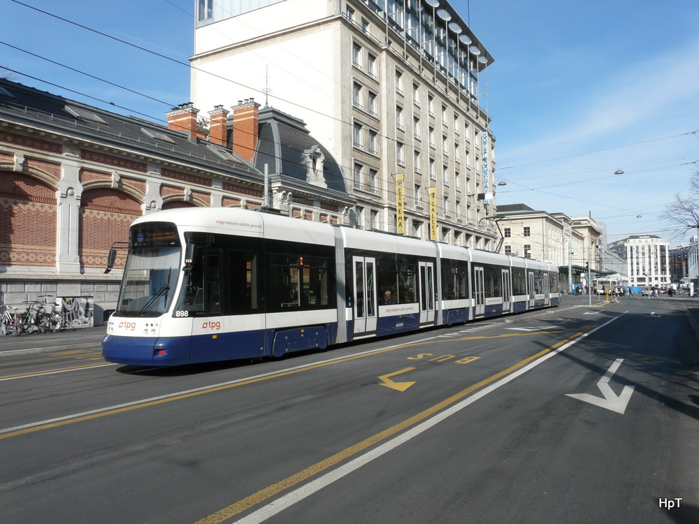 TPG Genf - Tram Be 6/8 898 unterwegs in der Stadt Genf am 18.02.2012