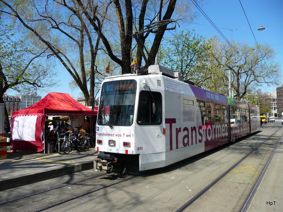 TPG - Tram Be 4/4 841 unterwegs auf der Linie 17 in der Stadt Genf am 11.04.2010