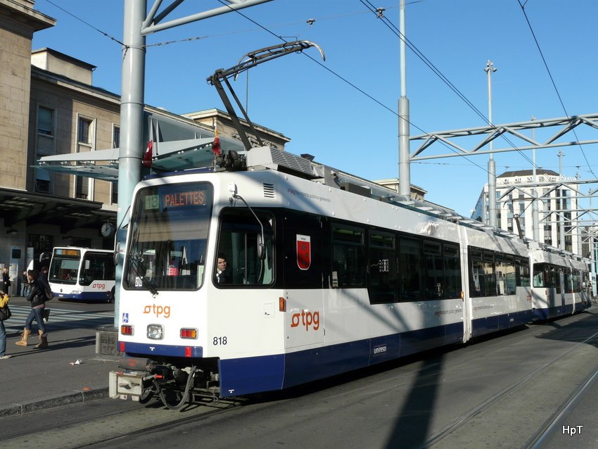 TPG - Tram Be 4/6 818 unterwegs auf der Linie 13 bei der Tramhaltestelle vor dem Bahnhof Genf am 11.12.2009