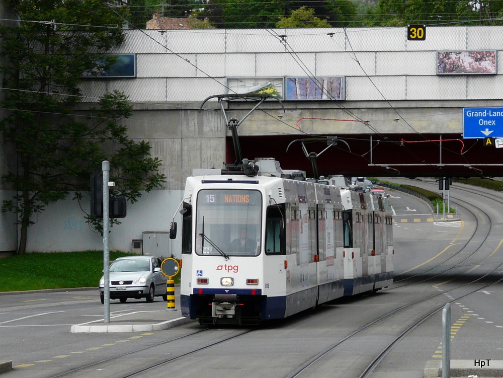 TPG - Tram Be 4/6 818 zusammen mit dem Be 4/6 821 unterwegs auf der Linie 15 in der Stadt Genf am 15.05.2011