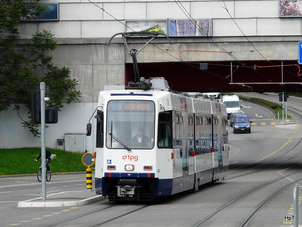 TPG - Tram Be 4/6 818 zusammen mit dem Be 4/6 841 unterwegs auf der Linie 17 in der Stadt Genf am 15.05.2011