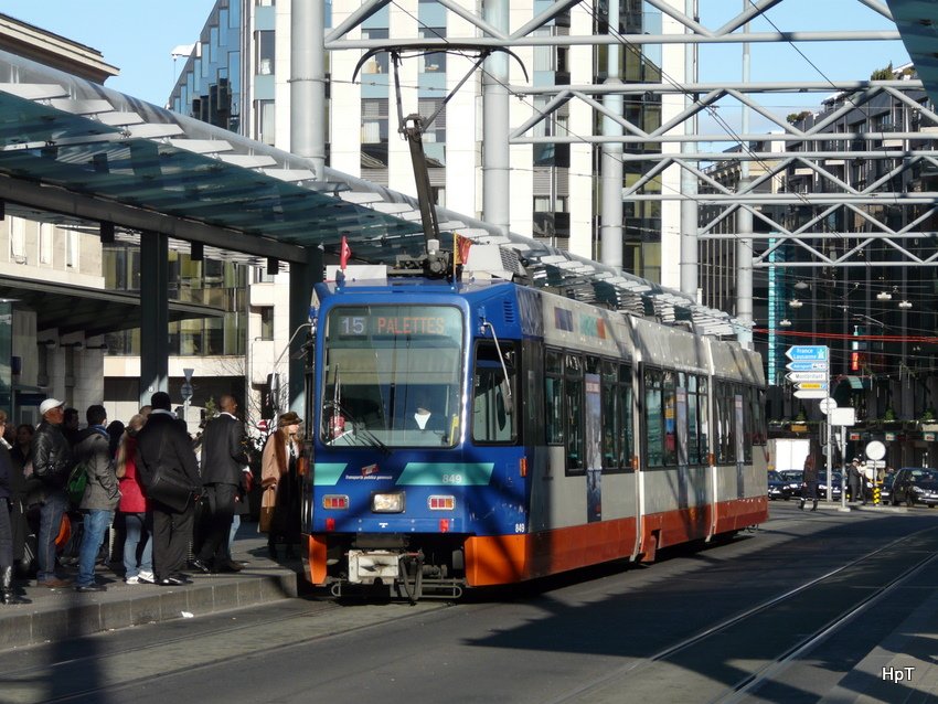 TPG - Tram Be 4/8 849 unterwegs auf der Linie 15 bei der Tramhaltestelle vor dem Bahnhof Genf am 11.12.2009