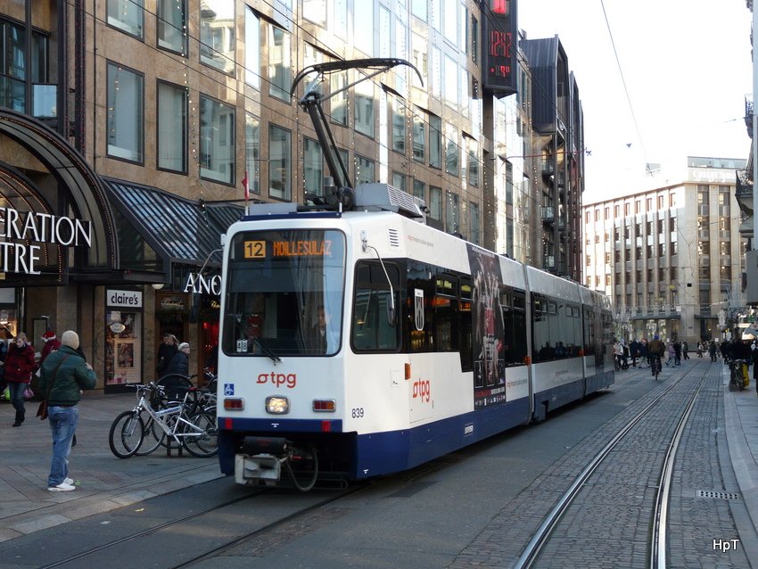 TPG - Tram Be 4/8 839 unterwegs auf der Linie 12 in der City von Genf am 11.12.2009