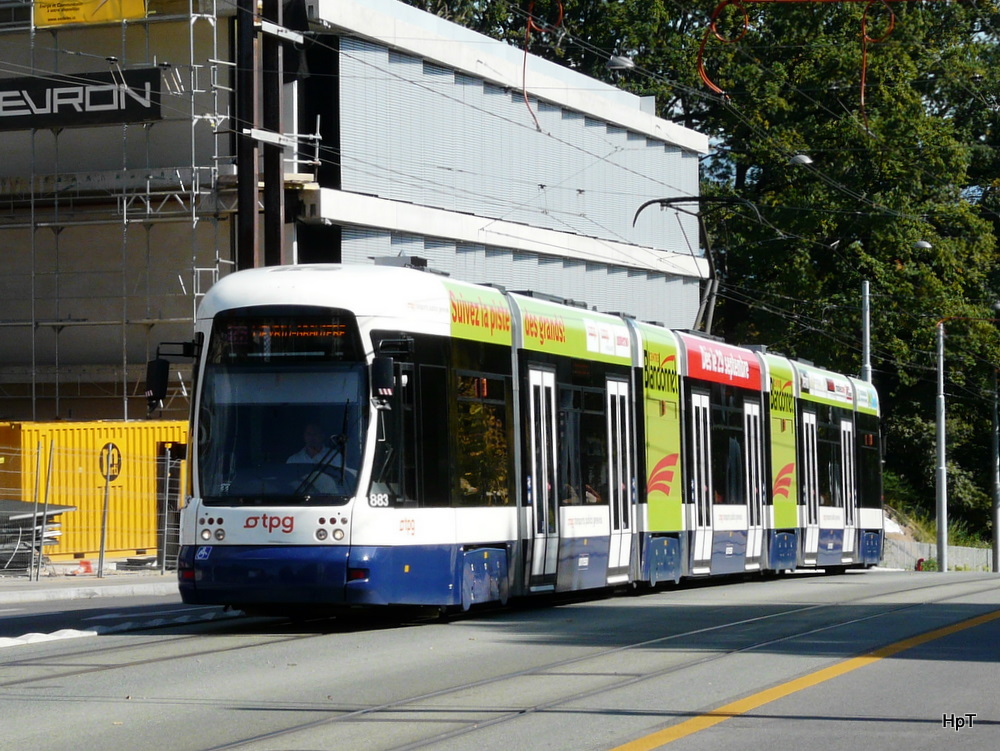 tpg - Tram Be 6/8 883 unterwegs in der Stadt Genf am 03.10.2010