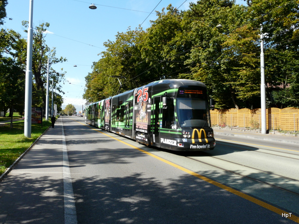 tpg - Tram Be 6/8 876 unterwegs in der Stadt Genf am 03.10.2010

