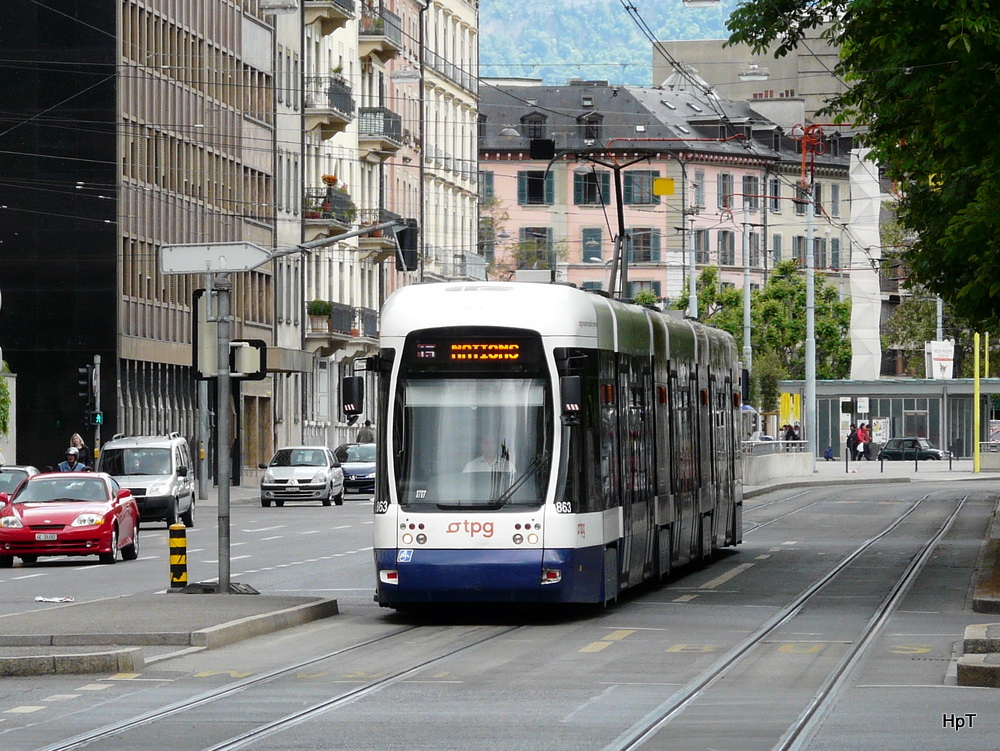 TPG - Tram Be 6/8 863 unterwegs auf der Linie 15 in der Stadt Genf am 15.05.2011
