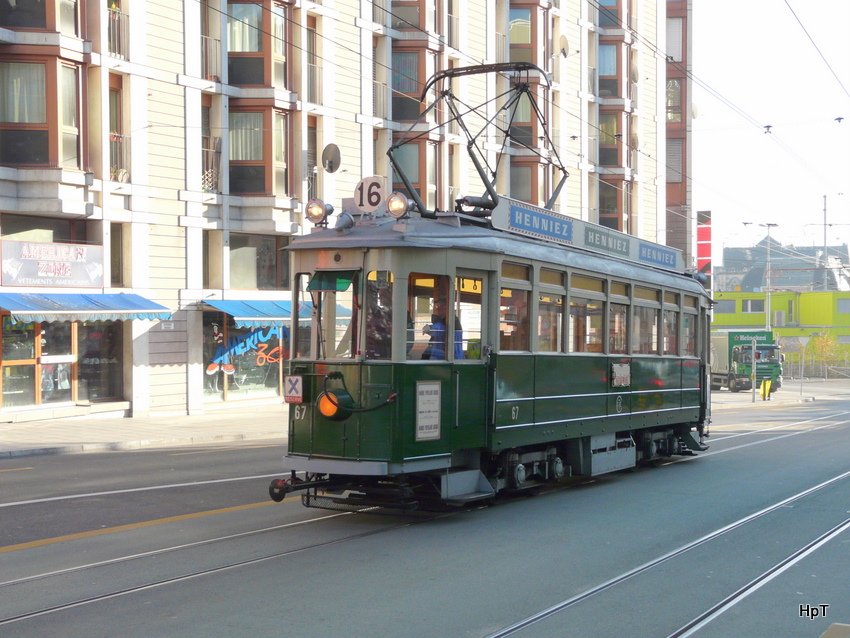 TPG - Vllig unterwartet kamm bei der Haltestelle Lyon das Oldtimer Tram Be 4/4 67 vorbei am 11.12.2009