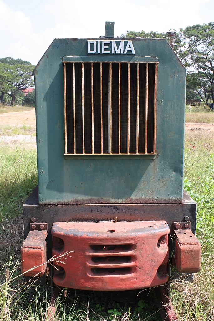 TPI-Ko Kha No.10 (B-dm, 750mm, DIEMA - Type DS60, Bauj. 1956, Fabr.Nr. 1919) am 25.Oktober 2011 in Ko Kha. Die Lok wurde an den Erstkunden United Thai Trading & Co. in Bangkok geliefert und kam gebraucht zur Thai Sugar Mill Co. (jetzt Mae Wang Sugar Industry Co. Ltd.) in Ko Kha bei Nakhon Lampang.

