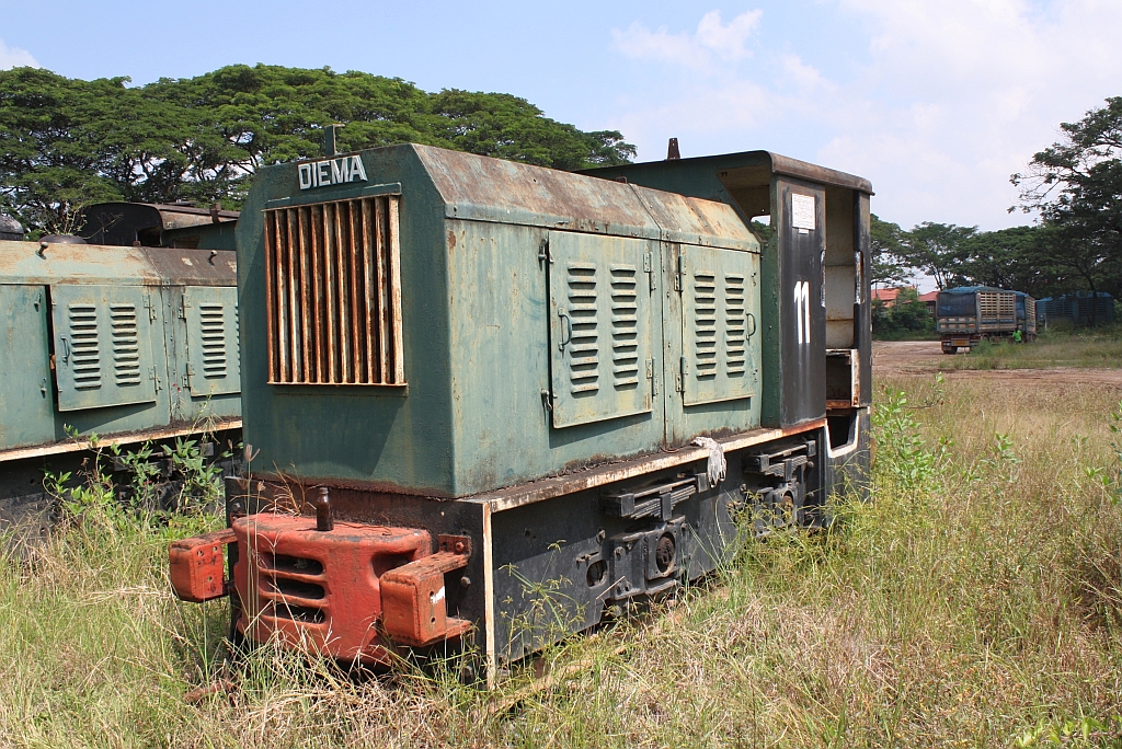 TPI-Ko Kha No.11 (B-dm, 750mm, DIEMA - Type DS60, Bauj. 1956, Fabr.Nr. 1928) am 25.Oktober 2011 in Ko Kha. Die Lok wurde an den Erstkunden Lohaphan Co. in Bangkok geliefert und kam gebraucht zur Thai Sugar Mill Co. (jetzt Mae Wang Sugar Industry Co. Ltd.) in Ko Kha bei Nakhon Lampang.