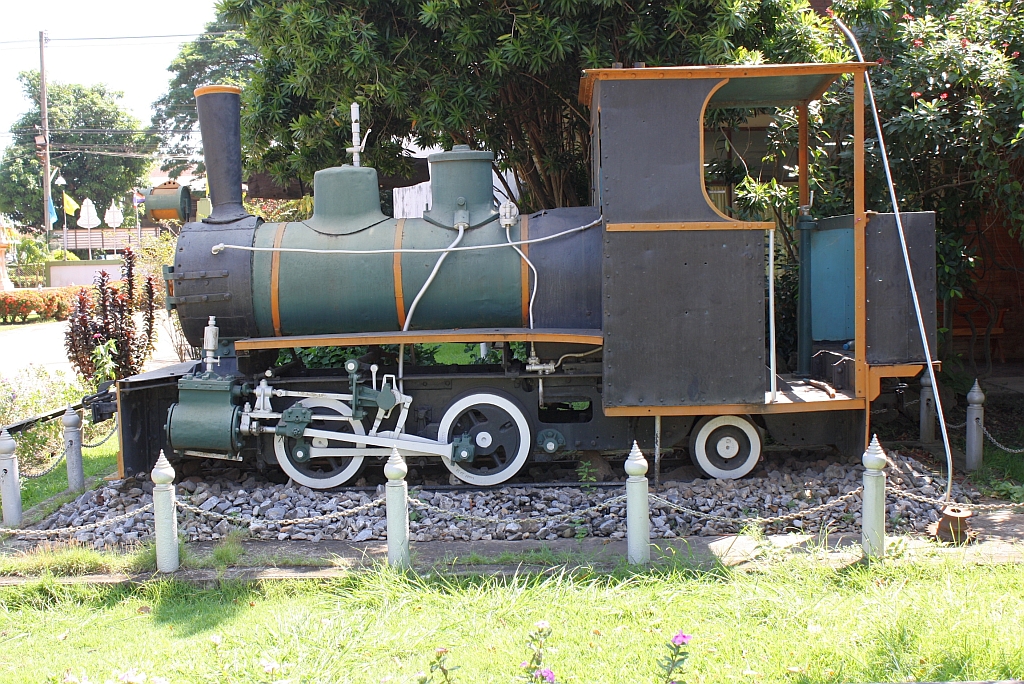 TPI-Wang Khapi No.8 (ex Bang Bua Thong Line, B1't-n2, Baguley/UK, Bauj. 1921, Fabr.Nr. 2009) am 26.Oktober 2011 in Wang Khapi. Die Wasserksten und das Originalfhrerhaus wurden fr die TPI-Ko Kha No.2 verwendet, welche sich nun im im letzten Winkel des Lampang Technical College befindet.

