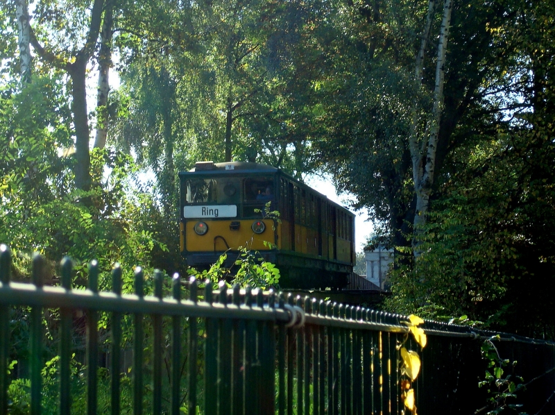 Traditionszug der Hamburger U-Bahn kurz vor der Einfahrt in den Bahnhof Kellinghusenstrae.  Verkehrshistorischer Tag , 14.10.2007