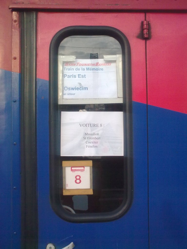 Train de la Memoire / Zug der Erinnerung 2012 (Paris Est - Auschwitz/Oswiecim) bei einem auerplanmigen Halt im Hauptbahnhof von Oppeln (Opole) in Oberschlesien/Polen