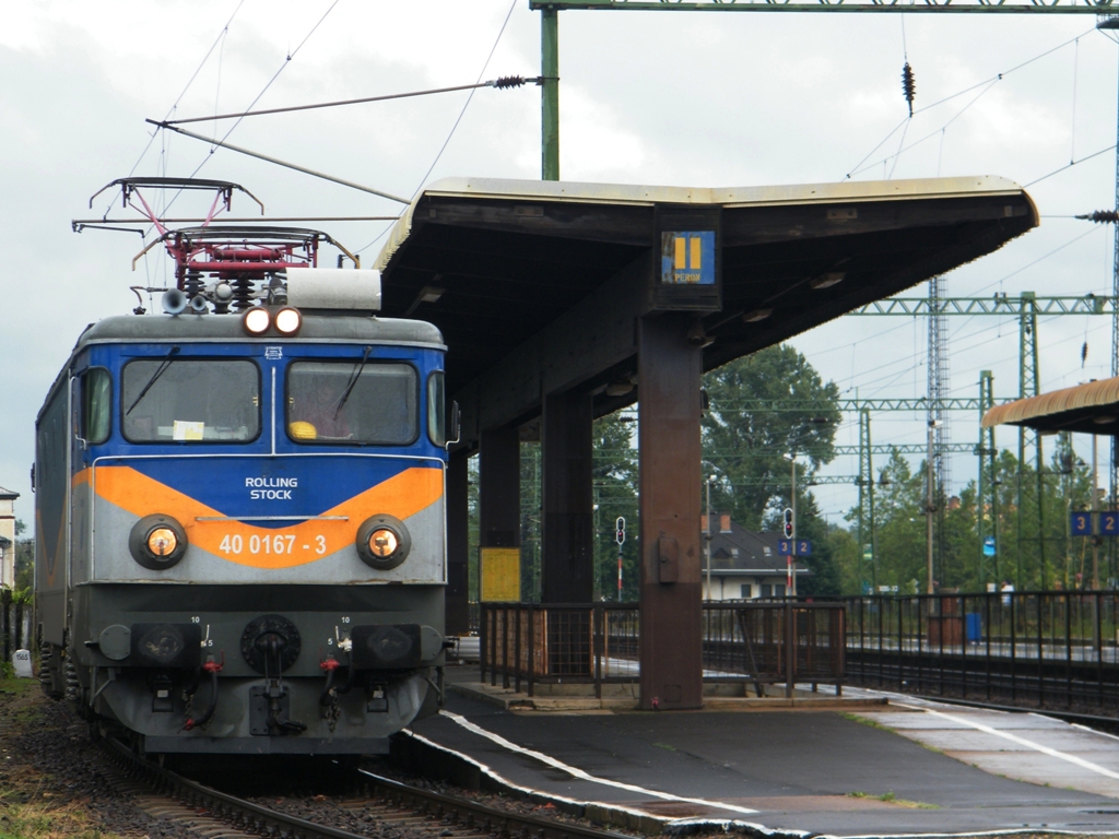 Train Hungary 40 0167-3 wartet am Bahnhof Fonyd mit einem Gterzug, um nach Gyknyes weiterfahren zu knnen, am 16. 06. 2010. 