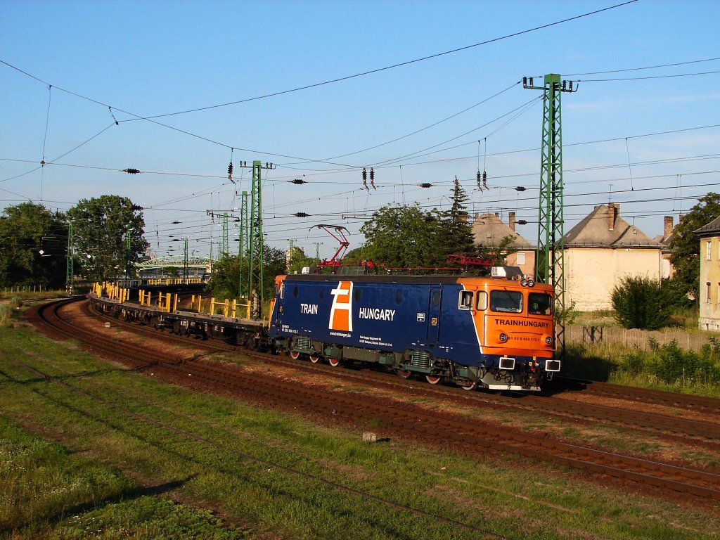 Train Hungary (Private EVU) Lok 400 173 mit Schienen Transportwagen kurz nach Komrom in Richtung Győr. Komrom, 02.07.2013. 
